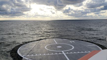 Le patrouilleur offshore Turva des gardes-frontières finlandais opère une mission de surveillance, en mer, près de l'endroit où le gazoduc "Balticconnector" endommagé est localisé, dans le golfe de Finlande, le 11 octobre 2023. (HANDOUT / LEHTIKUVA/FINNISH BORDER GUARD / AFP)