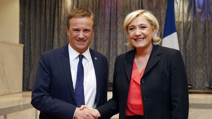 Nicolas Dupont-Aignan et Marine Le Pen officialisent leur accord de gouvernement, samedi 29 avril 2017 à Paris, au cours d'une conférence de presse commune. (GEOFFROY VAN DER HASSELT / AFP)