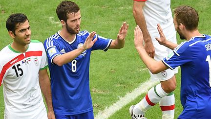 Miralem Pjanic tape dans les mains de son coéquipier Susic (EMMANUEL DUNAND / AFP)