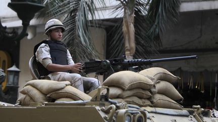 Un soldat de l'arm&eacute;e &eacute;gyptienne au Caire (Egypte), le 17 septembre 2013. (MOHAMED ABD EL GHANY / REUTERS)