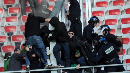 Affrontements entre les forces de l'ordre et les supporters de Saint-Etienne, &agrave; Nice, le 24 novembre 2013.&nbsp; (MAXPPP)