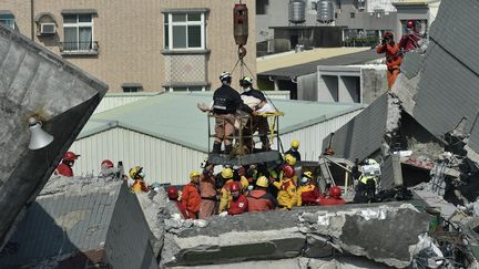 Les secouristes ont retrouvé deux survivants dans les décombres d'un complexe résidentiel détruit par un séisme dans le sud de Taïwan.