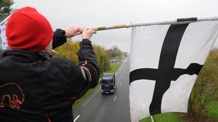 Un "Bonnet rouge" aux abords d'un portique &eacute;cotaxe &agrave; Montauban-de-Bretagne, pr&egrave;s de Rennes, le 23 novembre 2013. (SEBASTIEN SALOM-GOMIS / SIPA)