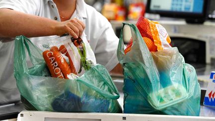 &nbsp; (Il est désormais interdit de distribuer des sacs plastiques jetables en caisse © Maxppp)