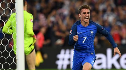 Antoine Griezmann après son but face à l'Albanie, en deuxième match de l'Euro, le 15 juin 2016.&nbsp; (FRANCK FIFE / AFP)