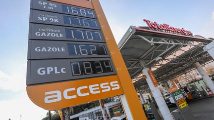 La hausse des prix des carburants à la pompe, ici dans une station service de Nice, le 19 janvier 2022. Des prix qui flambent en plein débat sur le retour de l'inflation. (Illustration) (SEBASTIEN BOTELLA / MAXPPP)