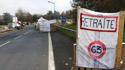 Mobilisation des "gilets jaunes" à Brive-la-Gaillarde (Corrèze). Barrage filtrant avec la revendication de l'âge de la retraite,&nbsp;le 27 novembre 2018. (NICOLAS BLANZAT / RADIO FRANCE)