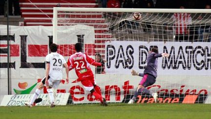 Karim Benzema (Real Madrid) cerné par la défense d'Auxerre (PASCAL POCHARD-CASABIANCA / AFP)