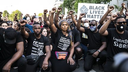 Manifestation à Paris le 2 juin 2020, devant le Palais de justice. Au centre, Assa, sœur d'Adama Traoré,&nbsp;mort après son interpellation en 2016. (YANN CASTANIER / HANS LUCAS VIA AFP)