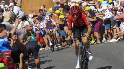 Kévin Vauquelin a frappé fort pour son premier Tour de France. Le Français de 23 ans a déposé le maillot à pois, Jonas Abrahamsen, dans la côte de San Luca, pour aller remporter la deuxième étape en solitaire à Bologne. (ETIENNE GARNIER / SIPA)