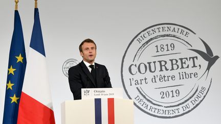 Emmanuel Macron s'exprime à l'occasion des célébrations du bicentenaire de la naissance de Gustave Courbet, le 10 juin 2019 à Ornans (SEBASTIEN BOZON / AFP)