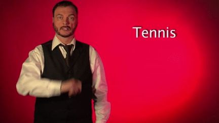 Capture d'écran d'un gif montrant&nbsp;Robert Demayo en train de signer le mot "tennis". (GIPHY.COM)