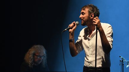 Le chanteur Christophe Willem et le pianiste-arrangeur Yvan Cassar ont rendu hommage à Michel Berger, à travers une création inédite, à l'occasion des 25 ans de sa mort.
 (XAVIER LEOTY / AFP)