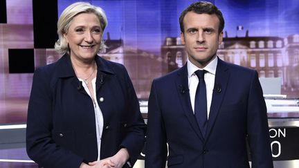 Marine Le Pen, la candidate du RN, et Emmanuel Macron, candidat LREM, lors du débat de l'entre-deux tours de la présidentielle 2017, le 3 mai 2017, à Paris. (ERIC FEFERBERG / AFP)