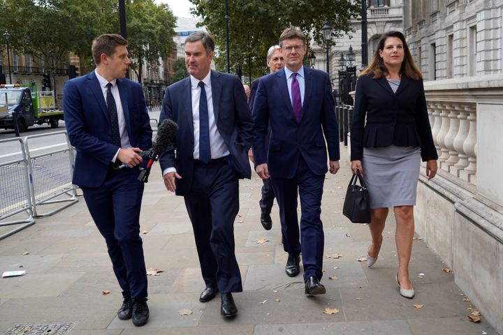 Les députés conservateurs "rebelles" (de gauche à droite) David Gauke, Philip Hammond, Greg Clark et Caroline Noakes, s'apprêtent à s'entretenir avec Boris Johnson, le 3 septembre 2019.&nbsp; (NIKLAS HALLE'N / AFP)