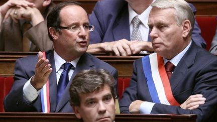 A droite, le président du groupe PS à l'Assemblée, J-M Ayrault avec MM Hollande et Montebourg (AFP - Pierre Verdy)