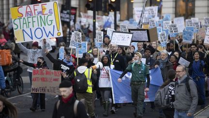 Une manifestation de professionnels de la santé à Londres (Royaume-Uni), le 20 décembre 2022. (RAAYID NECATI ASLIM / ANADOLU AGENCY / AFP)