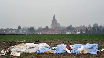 Du matériel de secours a été laissé par les pompiers dans le champs où les deux adolescents ont été blessés samedi soir. (AFP)