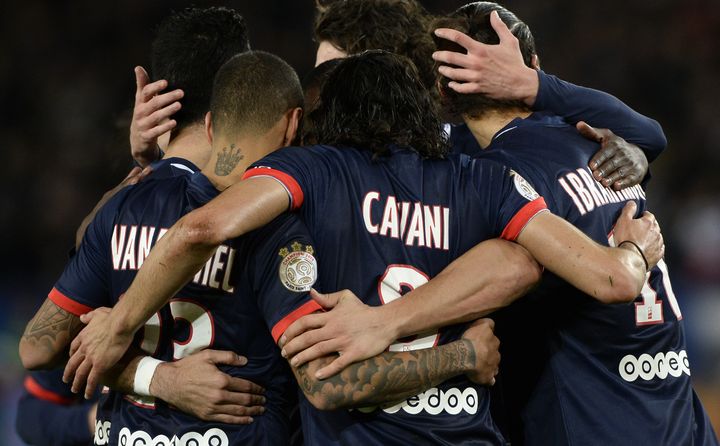 Les joueurs du PSG se congratulent apr&egrave;s leur victoire contre Nice (3-1) au Parc des princes, le 9 novembre 2013.&nbsp; (FRANCK FIFE / AFP)