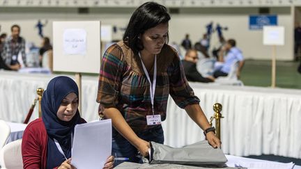 Des officiels tunisiens&nbsp;en plein d&eacute;compte des votes, le 27 octobre 2014 &agrave; Tunis. (AMINE LANDOULSI / ANADOLU AGENCY / AFP)