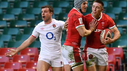 Josh Adams (à droite) et Jonathan Davies célèbrent un essai contre l'Angleterre. (PAUL ELLIS / AFP)