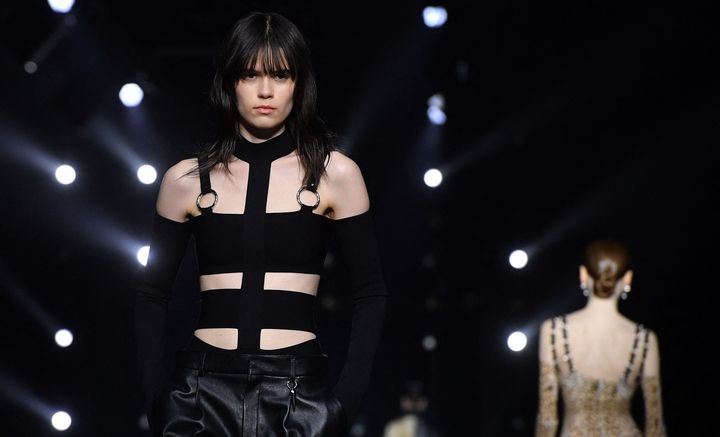 Bandeau cache-poitrine et anneaux de métal presque SM au défilé Roberto Cavalli automne-hiver 2022-2023, le 23 février 2022 à la Fashion Week de Milan (Italie). (TIZIANA FABI / AFP)