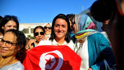 De retour dans son pays après sa finale perdue à Wimbledon, la joueuse de tennis tunisienne Ons Jabeur a été accueillie en véritable star, à Tunis, le 13 juillet 2022.&nbsp; (MAHJOUB YASSINE / SIPA)