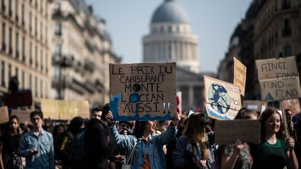 Des étudiants lors de la marche pour le climat, le 22 mars 2019 à Paris. (MARTIN BUREAU / AFP)