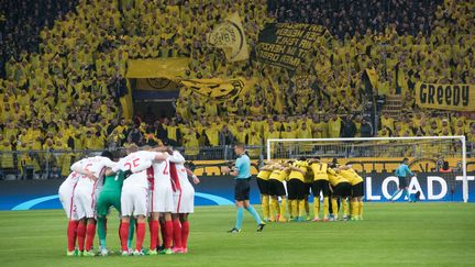 Les joueurs de l'AS Monaco et du Borussia Dortmund juste avant le coup d'envoi du quart de finale aller (BERND THISSEN / DPA)