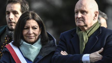 Christophe Girard et la maire de Paris, Anne Hidalgo, lors de l'inauguration d'une statue commémorative dédiée au dessinateur français René Goscinny, le 23 janvier 2020. (STEPHANE DE SAKUTIN / AFP)