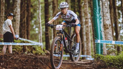 Loana Lecomte lors d'une étape de Coupe du monde de VTT à Leogang, en Autriche, le 13 juin 2021. (JFK / EXPA)