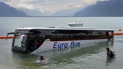 Des plongeurs inspectent un bus qui a roul&eacute; dans le lac de Gen&egrave;ve (Suisse), le 3 juin 2013. (FABRICE COFFRINI / AFP)