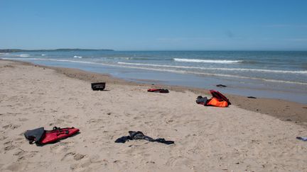 Des effets personnels abandonnés sur la plage de Wissant, près de Calais (Pas-de-Calais), le 17 mai 2022. (HELENE DECAESTECKER / HANS LUCAS)