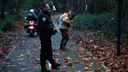 &nbsp; (La  traque a repris vendredi avec le renfort de militaires pour retrouver le félin "errant" dans une région boisée à l'est de Paris © Thibault Camus/AP/SIPA)