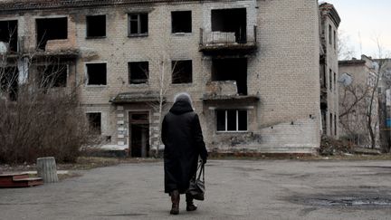 Dans une rue de&nbsp;Krasnogorivka, près de Donetsk (Ukraine), le 22 février 2022. Illustration (ALEKSEY FILIPPOV / AFP)