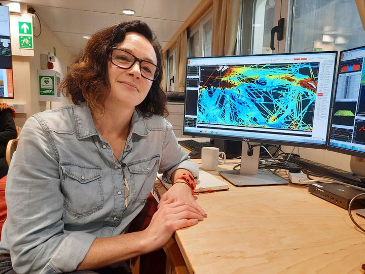 Dr Kelly Hogan, géophysicienne à bord du bateau "Sir&nbsp;David Attenborough" qui part en mission pour l'Antarctique, le 16 novembre 2022.&nbsp; (RICHARD PLACE / RADIO FRANCE)