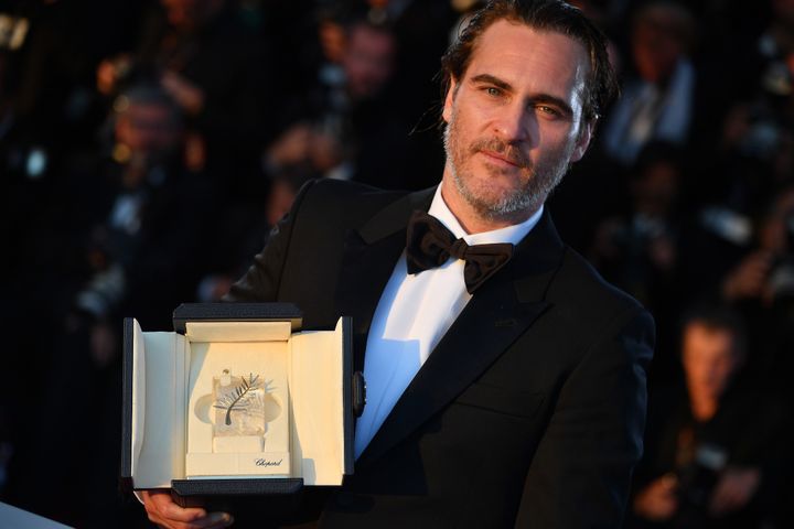 L'acteur américain Joaquin Phoenix remporte le Prix d'interprétation masculine du 70e Festival de Cannes pour "A Beautiful Day" de Lynne Ramsay, qui remporte elle le Prix du scénario. Dernier film en compétition.
 (Philip Rock / ANADOLU AGENCY)