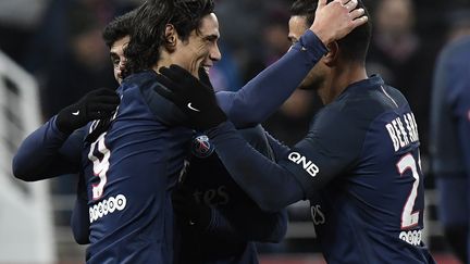 Edinson Cavani sur son premier but. (PHILIPPE DESMAZES / AFP)