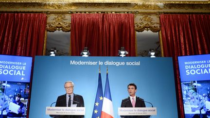 Le ministre du Travail Fran&ccedil;ois Rebsamen et le Premier ministre Manuel Valls pr&eacute;sentent la loi sur le dialogue social, le 25 f&eacute;vrier 2015. (STEPHANE DE SAKUTIN / AFP)