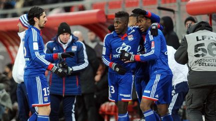 Les joueurs de l'Olympique lyonnais f&eacute;licitent le milieu de terrain Gueida Fofana apr&egrave;s son but contre Valenciennes, vendredi 25 janvier 2013 au Stade du Hainaut. (FRANCOIS LO PRESTI / AFP)