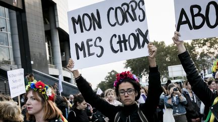 Des manifestantes marchent pour le droit d'avorter dans le monde, à Paris le 28 septembre 2018. (MAXPPP)