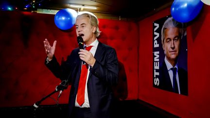 Le leader du PVV, Geert Wilders, s'exprime à Schéveningue, aux Pays-Bas, le 22 novembre 2023. (REMKO DE WAAL / ANP MAG / AFP)