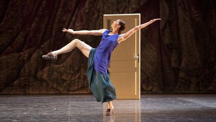 Marie-Agnès Gillot dans &quot;Appartement&quot; de Mats Ek
 (Sébastien Mathé/Opéra national de Paris)