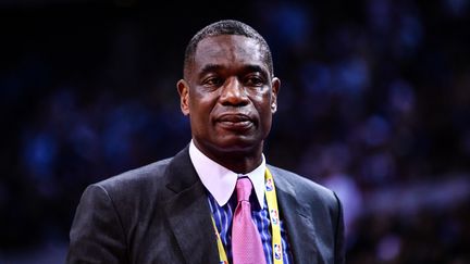 Dikembe Mutombo lors du match NBA à Shenzhen en Chine, opposant Dallas Mavericks et Philadelphia Sixers, le 8 octobre 2018. (ZHONG ZHENBIN / AFP)