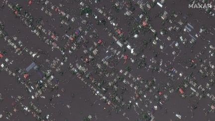 Vue satellite des bords du Dniepr. Une zone de plus de 600 km2 est inondée dans le sud de l'Ukraine, après la destruction du barrage de Kakhovka. (- / SATELLITE IMAGE ©2023 MAXAR TEC / VIA AFP)