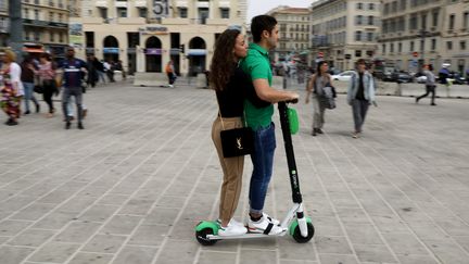 Utilisateurs de trottinette électrique sur le parvis du Vieux-Port à Marseille, le 22 avril 2019 (photo d'illustration) (MAXPPP)