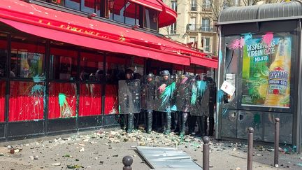 Les forces de l'ordre mobilisées pour protéger le restaurant La Rotonde dans le 6e arrondissement de Paris ont reçu toutes sortes de projectiles, lors de la 11e journée de mobilisation contre la réforme des retraites, le 6 avril 2023. (BENJAMIN ILLY / RADIO FRANCE)