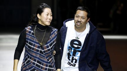 Les créateurs Carol Lim et Humberto Leon au final du défilé masculin Kenzo automne-hiver 2017-2018 à Paris le 22 janvier 2017&nbsp; (ESTROP / GETTY IMAGES EUROPE)