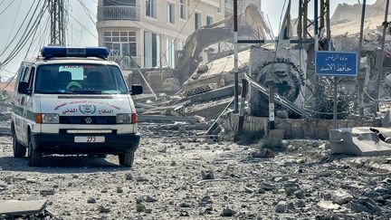 Une ambulance traverse le village de Kfar Tibnit, au sud du Liban, après une frappe aérienne israélienne, le 14 octobre 2024. (ABBAS FAKIH / AFP)