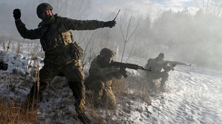 Face au déploiement de troupes russes à la frontière avec l'Ukraine, les réservistes ukrainiens prennent part à de plus en plus d'entraînements, comme ici, non loin de Kiev, le 25 décembre 2021. (SERGEI SUPINSKY / AFP)